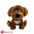 Perro de juguete de peluche de color marrón